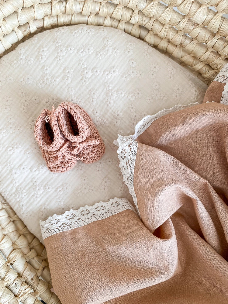 Linen swaddle with lace trim - Nude 