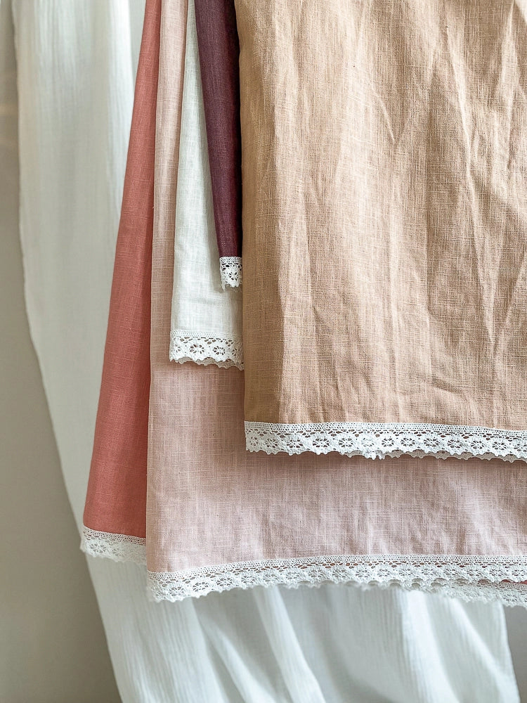 Linen swaddle with lace trim - Pink 