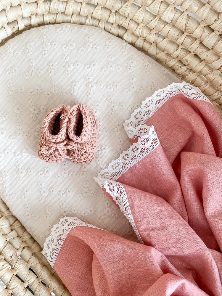 Linen swaddle with lace trim - Pink 